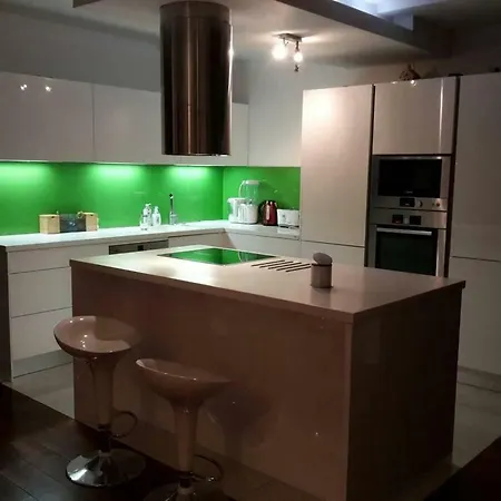 Beautiful Modern Duplex In City Center Apartment